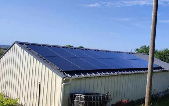 Pose de panneaux photovoltaïques sur le toit d'un hangar de professionnels, Calais, ECOPRODUC'SUN
