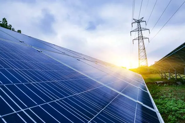 Installer des panneaux photovoltaïques sur pied dans un jardin privé à Calais, Calais, ECOPRODUC'SUN
